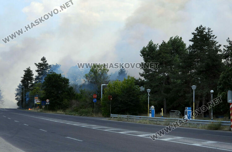 Пожар гори край бензиностанция в Харманли, има опасност от взрив