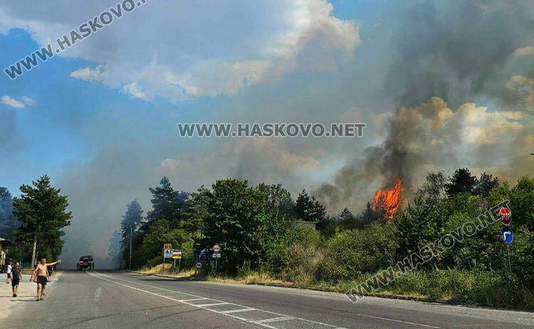 Пожар гори край бензиностанция в Харманли, има опасност от взрив