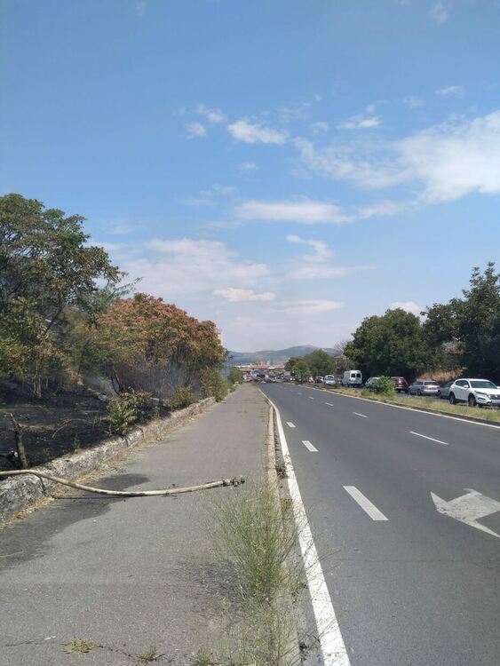 Трима запалиха камион със слама,трафикът на изхода на Кърджали към Маказа бе затруднен