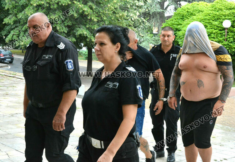 Бивш полицай и търговец са задържаните с арсенала от незаконни оръжия и боеприпаси