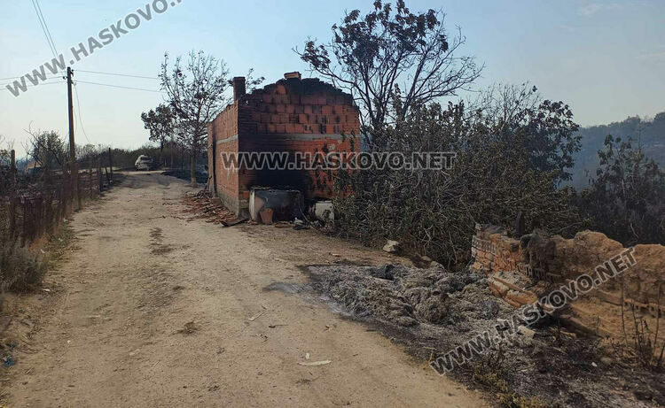 8 вили, ферма с 200 овце и 6 складови конструкции са изгорели при пожара край Харманли