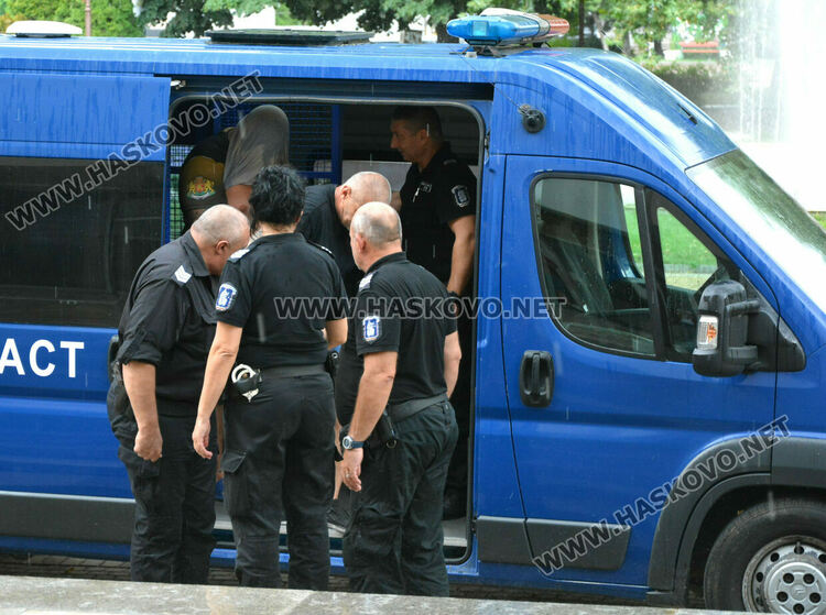 Бивш полицай и търговец са задържаните с арсенала от незаконни оръжия и боеприпаси