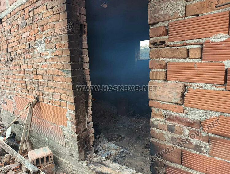 8 вили, ферма с 200 овце и 6 складови конструкции са изгорели при пожара край Харманли