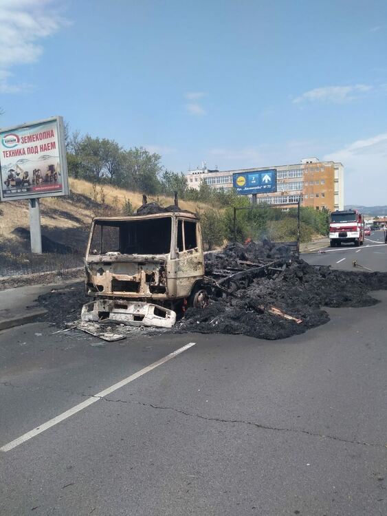 Трима запалиха камион със слама,трафикът на изхода на Кърджали към Маказа бе затруднен