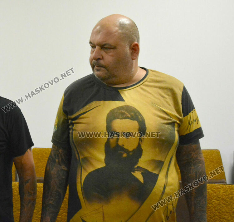 Бивш полицай и търговец са задържаните с арсенала от незаконни оръжия и боеприпаси