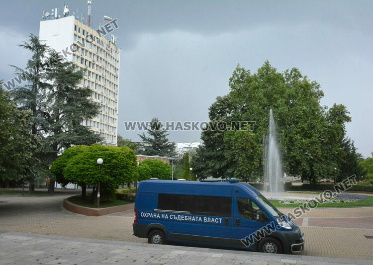 Бивш полицай и търговец са задържаните с арсенала от незаконни оръжия и боеприпаси