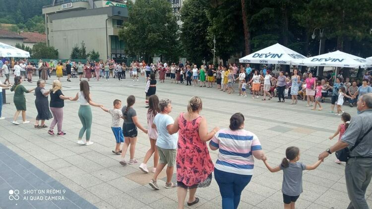 Десетки гледаха "Вечерта на селча", показаха автентичната носия, гозби и песни на селото