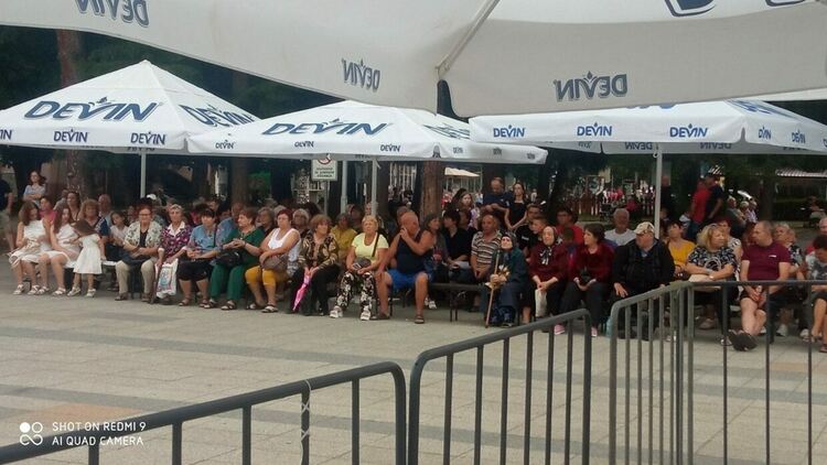 Десетки гледаха "Вечерта на селча", показаха автентичната носия, гозби и песни на селото