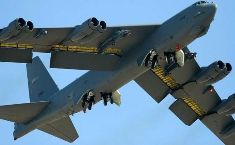 Стратегически бомбардировач Б-52.