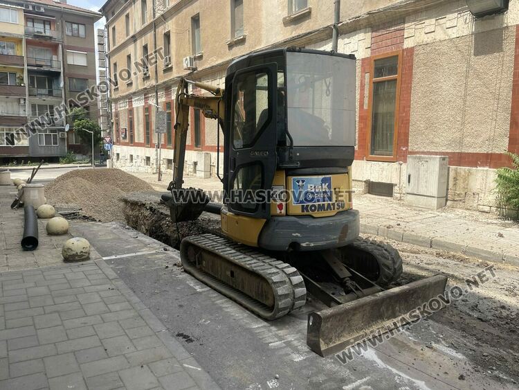 Затвориха улица в центъра на Хасково за прокарване на канализация за отпадни води