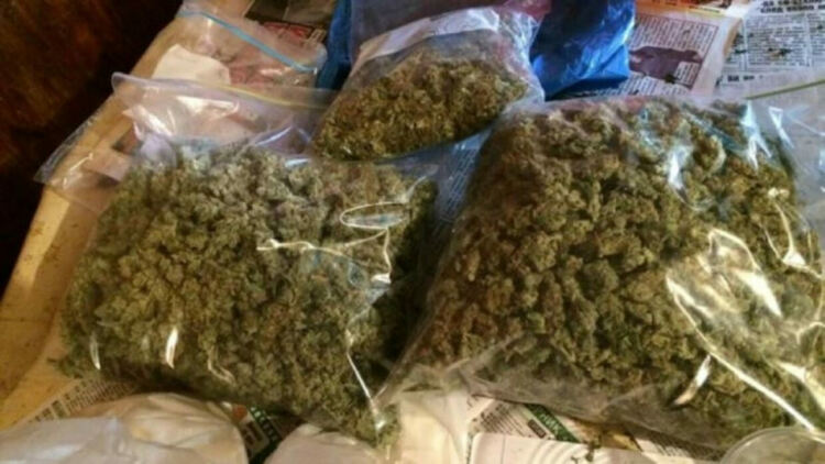 Задържаха мъж със 70 грама марихуана под бетонови плочки в имот