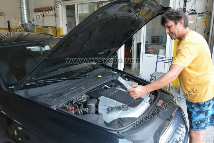 Техническите прегледи все още са със скъпите екостикери с чип