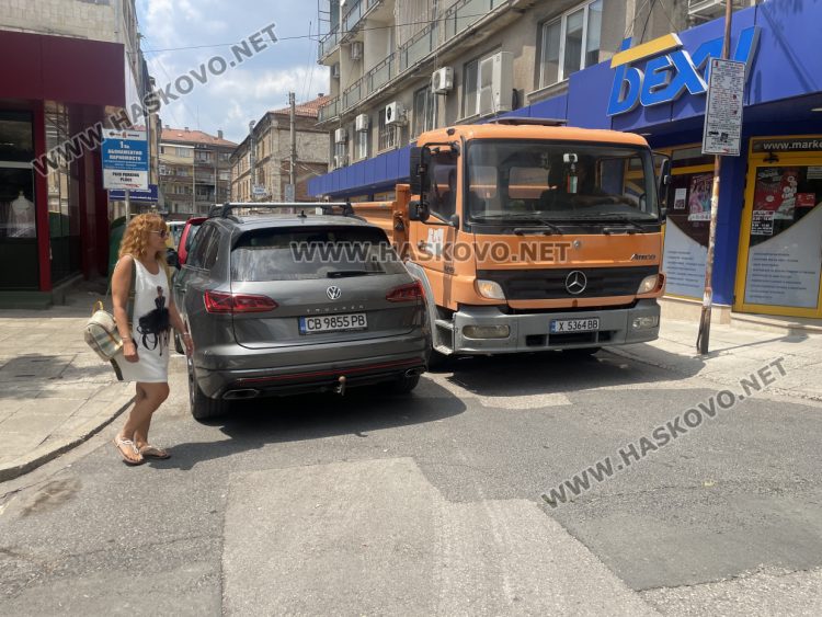 Затвориха улица в центъра на Хасково за прокарване на канализация за отпадни води