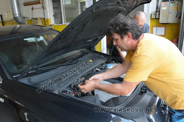 Техническите прегледи все още са със скъпите екостикери с чип