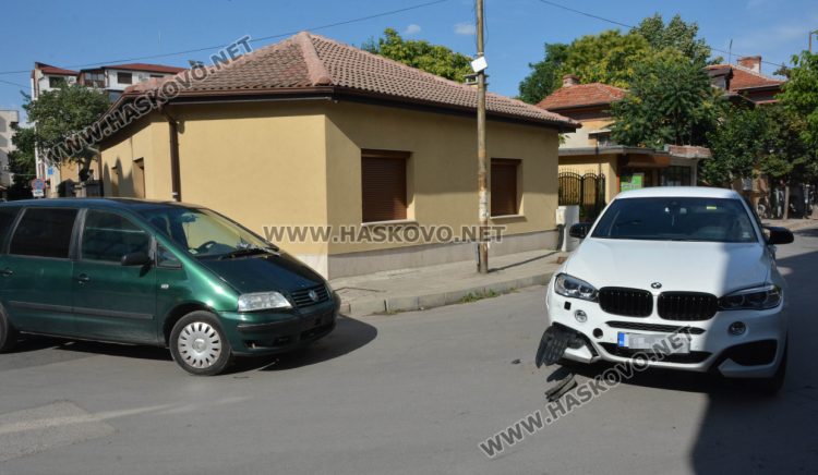 "Фолксваген" не спря на стоп и се заби в лъскаво "БМВ"