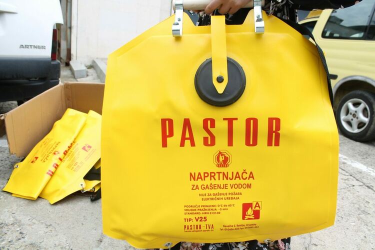 Свиленград получи 20 пожарогасителя в раници, 10 заминаха за Болярово 