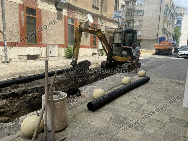 Затвориха улица в центъра на Хасково за прокарване на канализация за отпадни води