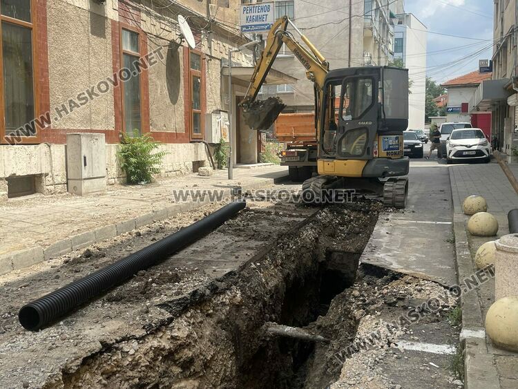 Затвориха улица в центъра на Хасково за прокарване на канализация за отпадни води
