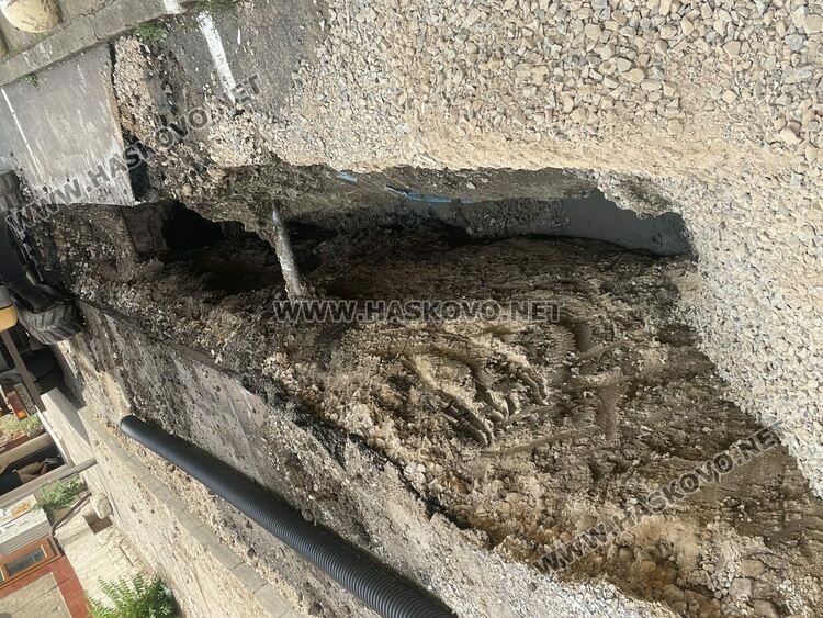 Затвориха улица в центъра на Хасково за прокарване на канализация за отпадни води