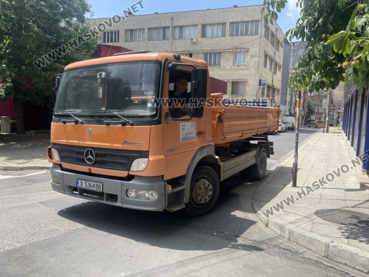 Затвориха улица в центъра на Хасково за прокарване на канализация за отпадни води