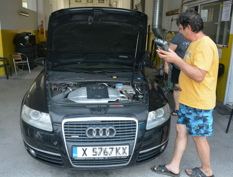 Техническите прегледи все още са със скъпите екостикери с чип