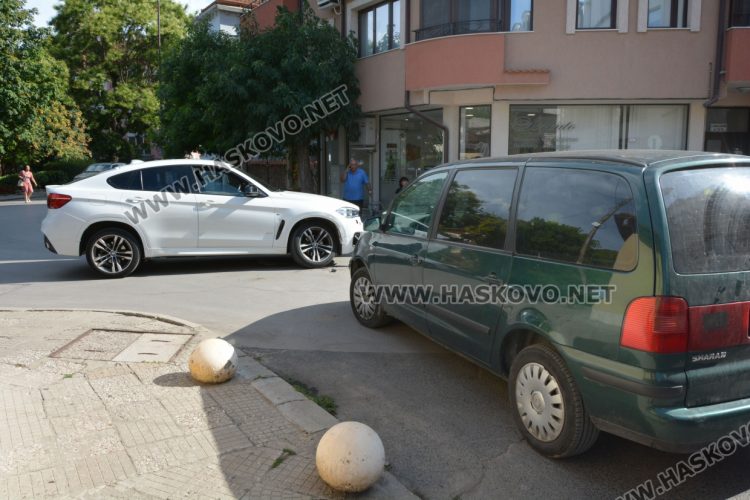 "Фолксваген" не спря на стоп и се заби в лъскаво "БМВ"