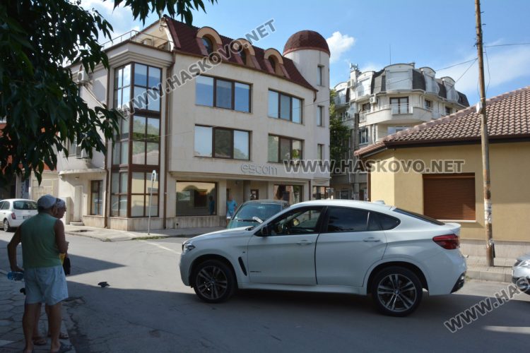 "Фолксваген" не спря на стоп и се заби в лъскаво "БМВ"