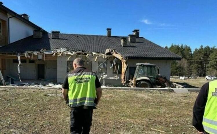 Единствено керемидите от зимния сарай на Румен Гайтански-Вълка леко пострадаха.