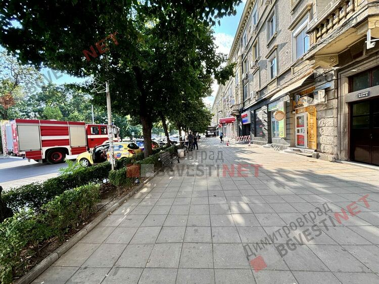 Отцепиха тротоар на главен булевард в Димитровград