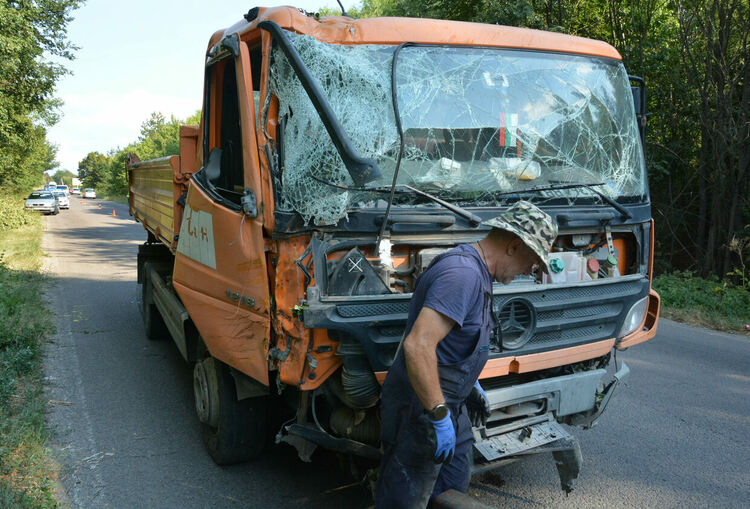 Камион на ВиК-Хасково се преобърна недалеч от Клокотница