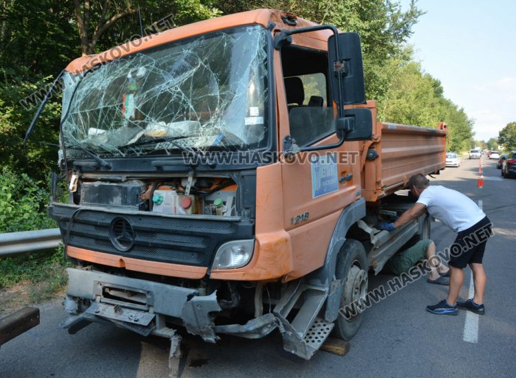 Камион на ВиК-Хасково се преобърна недалеч от Клокотница