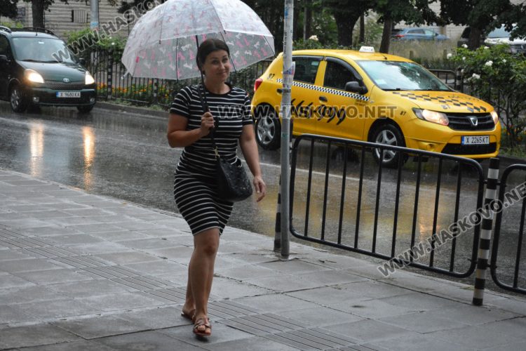 Жълт код за дъжд и гръмотевични бури в четвъртък, възможни са градушки