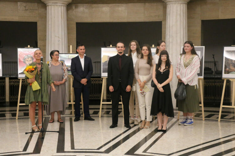 Възпитаници на художествената гимназия в Смолян впечатлиха с изложба в Народното събрание