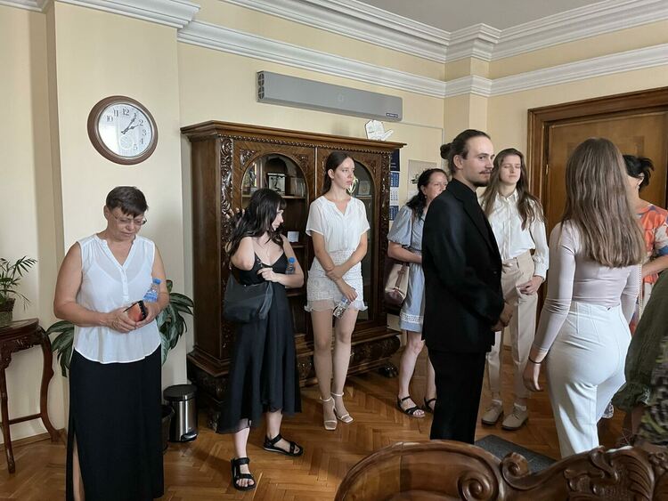 Възпитаници на художествената гимназия в Смолян впечатлиха с изложба в Народното събрание