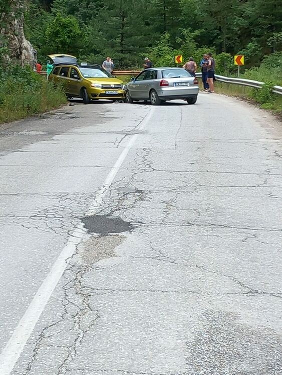 Петгодишно момиче е пострадало при челен удар на пътя Гьоврен &ndash; Тешел