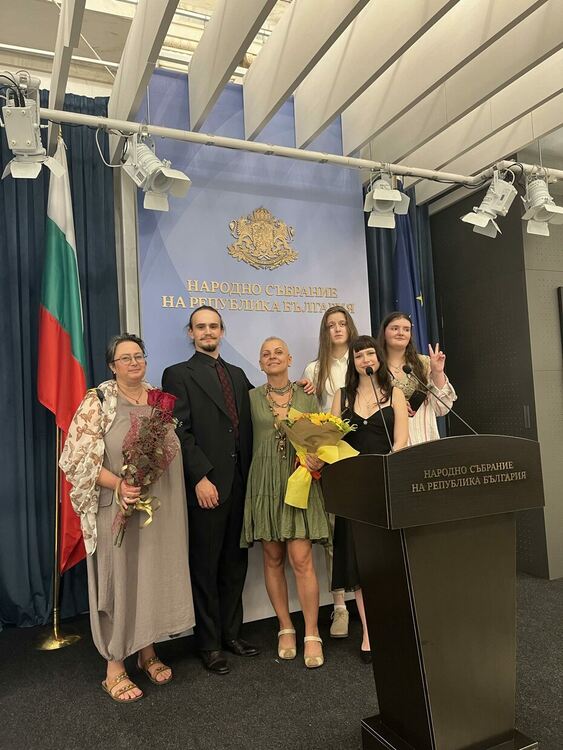 Възпитаници на художествената гимназия в Смолян впечатлиха с изложба в Народното събрание