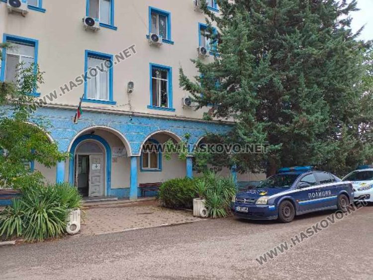 Мъж заплаши кмета на Димитровград, барикадира се и извади арбалет срещу полицаи 