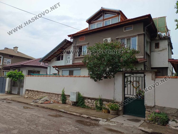 Мъж заплаши кмета на Димитровград, барикадира се и извади арбалет срещу полицаи 