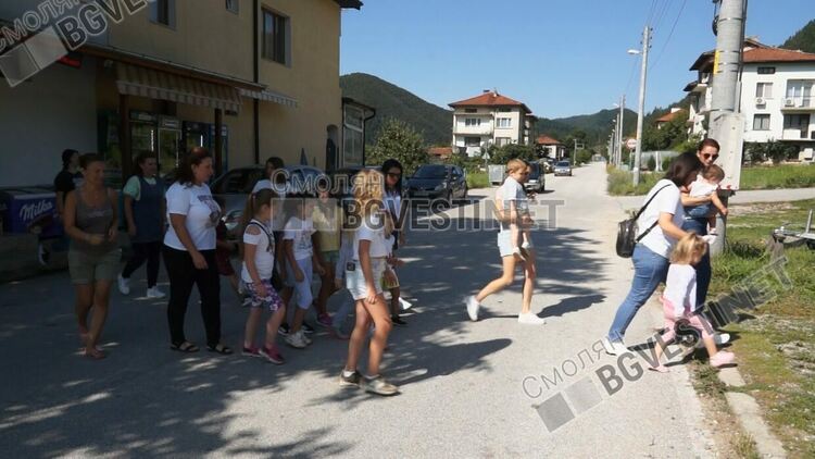 На четвърти август майки затварят за три часа пътя Смилян-Рудозем, искат тротоари и "легнали полицаи" на пътя.