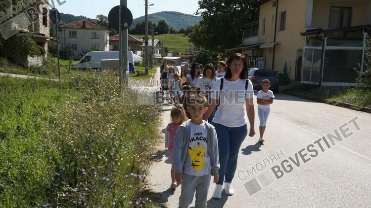 На четвърти август майки затварят за три часа пътя Смилян-Рудозем, искат тротоари и "легнали полицаи" на пътя.
