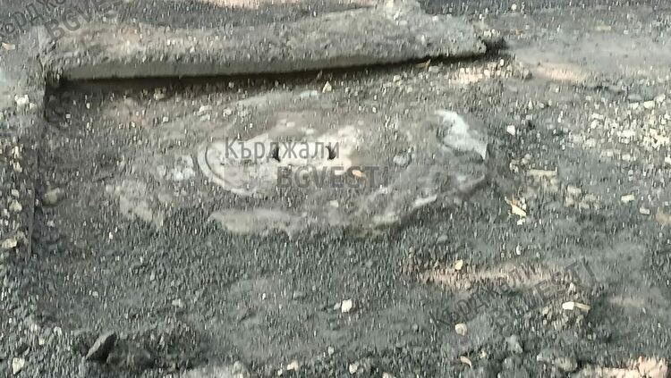 Като при археологически разкопки-покрити с асфалт отводнителни шахти излизат при ремонта на кърджалийските улици