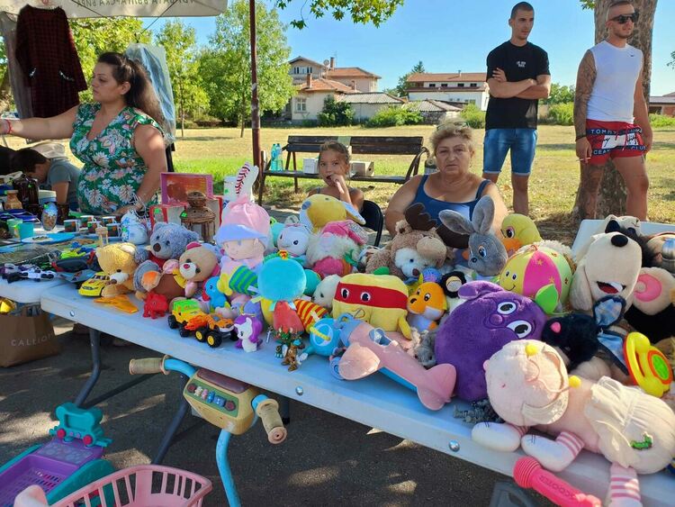 Благотворителен базар в подкрепа на  Никол организираха  в кв. " Болярово" 