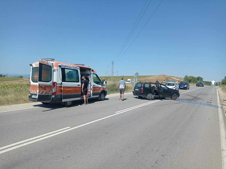Трима души са откарани в болница след катастрофа на път Е-80 край Хасково