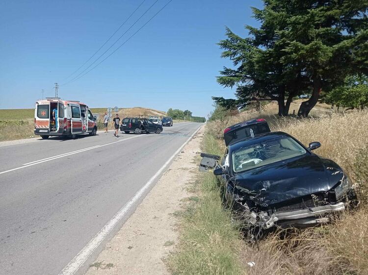 Трима души са откарани в болница след катастрофа на път Е-80 край Хасково