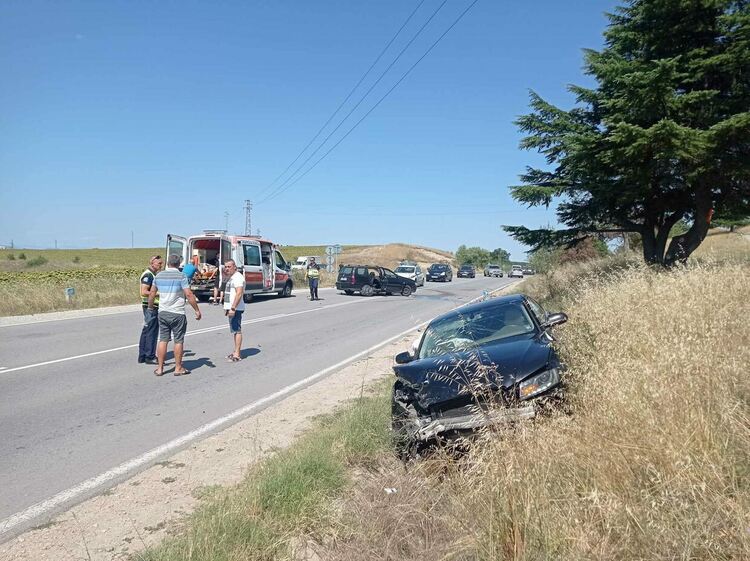 Трима души са откарани в болница след катастрофа на път Е-80 край Хасково