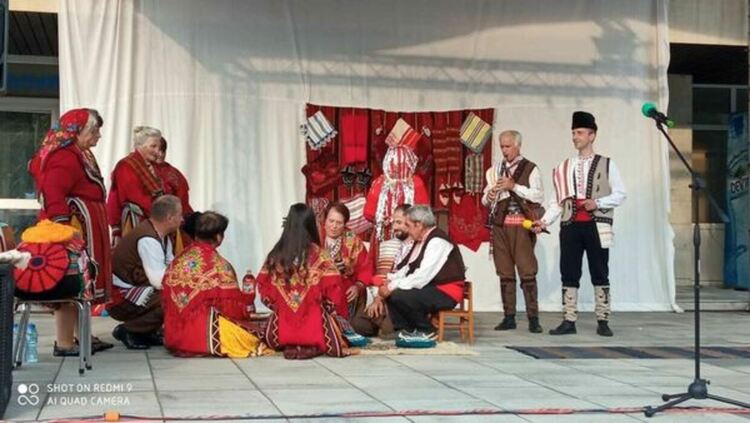 Автентичен обичай “Извеждане на булка” представиха самодейци от с. Брезе на площада в Девин