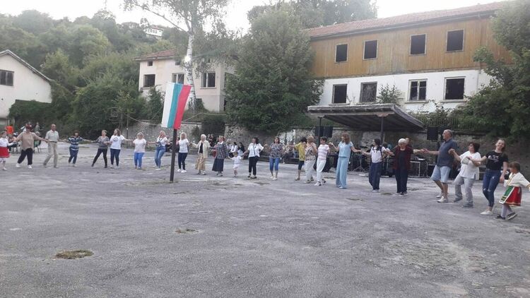 Стотици се стекоха на събора в с.Чокманово