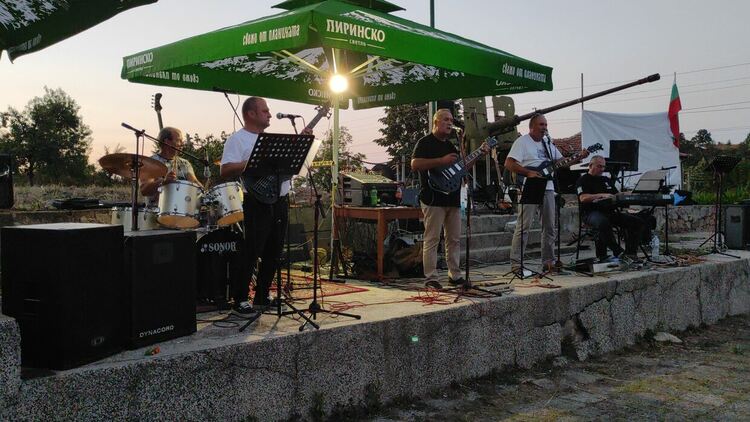 Стотици любители на българската музика се събраха на концерт в Царева поляна