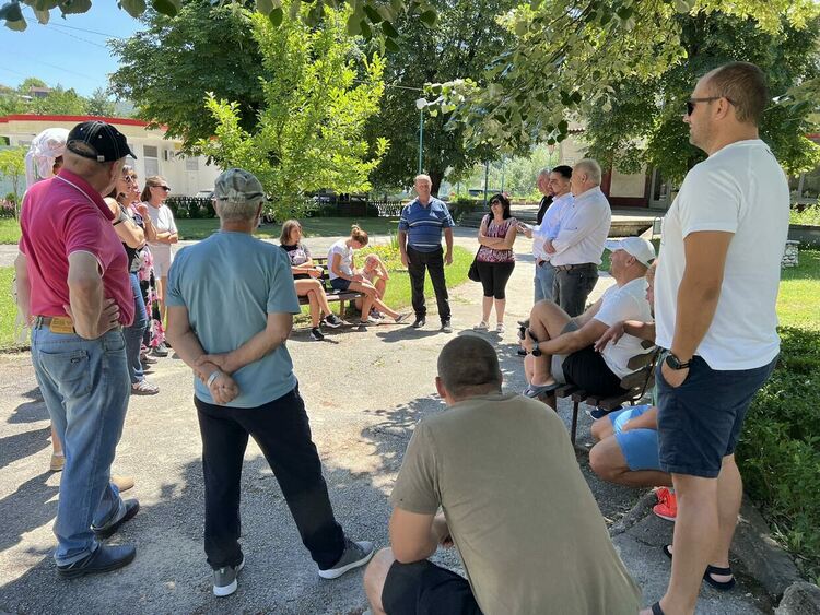 Мелемов към майките в Смилян: "До десет дни започва строителство на тротоари"! Ще спре ли обещанието му блокадата на пътя за Рудозем?