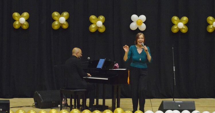 Йълдъз Ибрахимова пя в Момчилград за 15-ата Международна среща